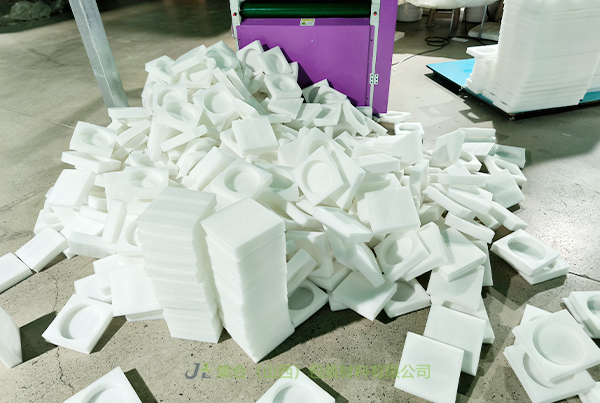 內(nèi)蒙珍珠棉盒-太原珍珠棉廠專(zhuān)業(yè)生產(chǎn)珍珠棉禮盒內(nèi)襯、EPE禮盒內(nèi)襯、EPE珍珠棉禮盒內(nèi)襯優(yōu)質(zhì)實(shí)惠